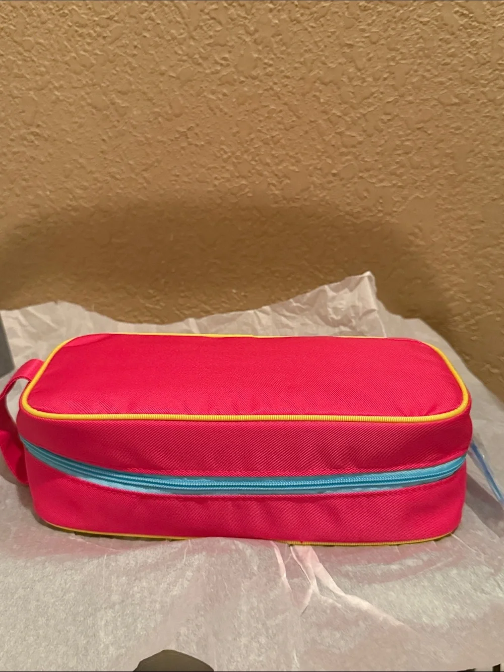 NWT Clinique Vacation Glow Essentials with Bright Pink Travel Cosmetic Bag.